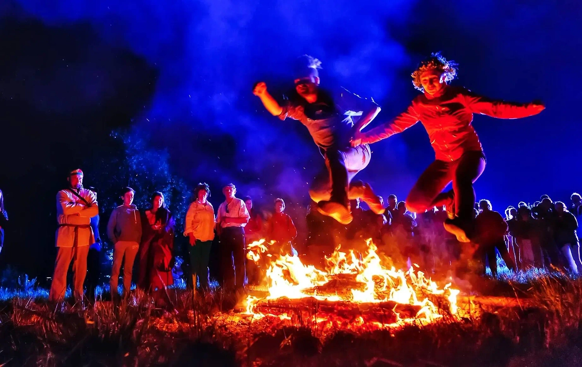 Иванова ночь — это ночь на Ивана Купалу. Самое время веселиться и прыгать через костёр! Обложка © Shutterstock / FOTODOM / Evgeniya Stanevich