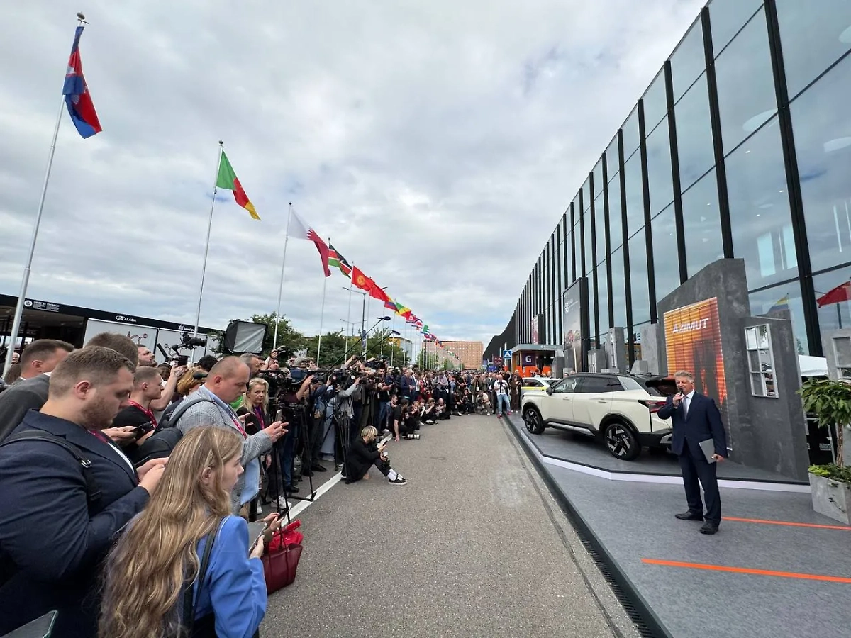 «АвтоВАЗ» представил на ПМЭФ новый кроссовер Lada Azimut. Фото © Life.ru