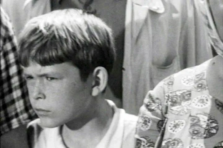 «Мишка принимает бой», — уже по названию понятно, что картина — о подвиге героя-пионера, да? Фото © Кадр из фильма «Смелого пуля боится, или Мишка принимает бой», режиссёр Олег Николаевский, сценарист Иосиф Дик / Kino-teatr