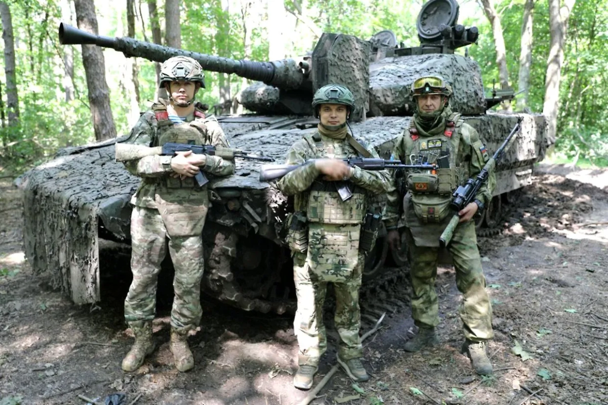 Бойцы ремонтной роты на фоне БМП SV-90 производства Швеции. Обложка © RG.ru / Андрей Полынский