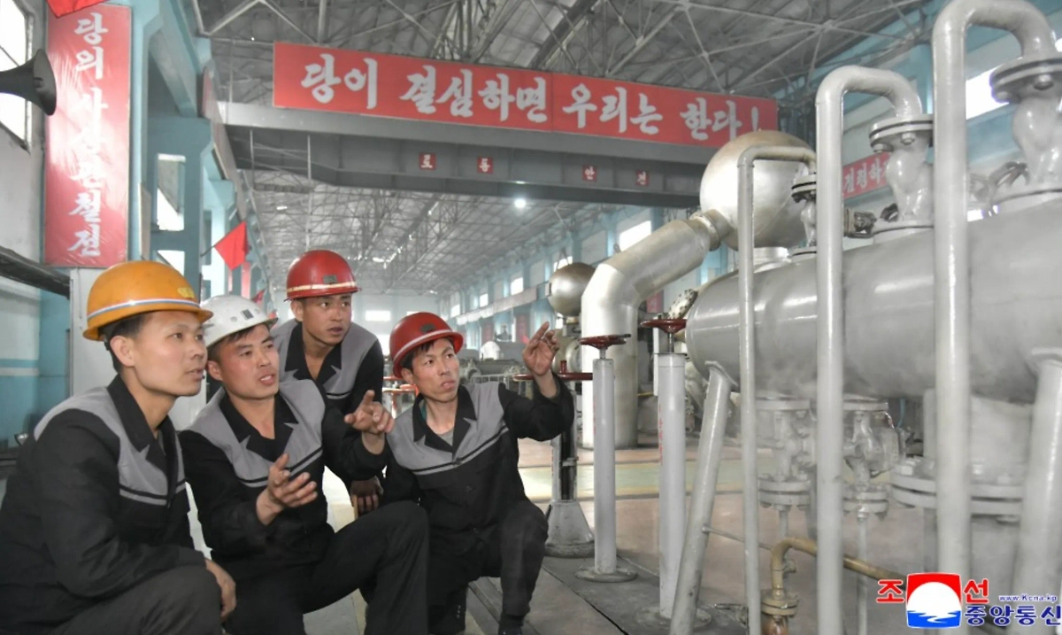 Северокорейские специалисты. Обложка © ЦТАК