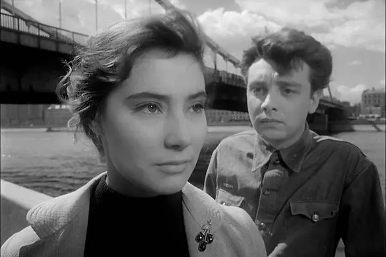 Первый фильм, который показывал первый день войны через судьбы обычных людей. «Мирняка», как иногда сейчас говорят. Фото © Кадр из фильма «Летят журавли», режиссёр Михаил Калатозов, сценарист Виктор Розов / Kinopoisk