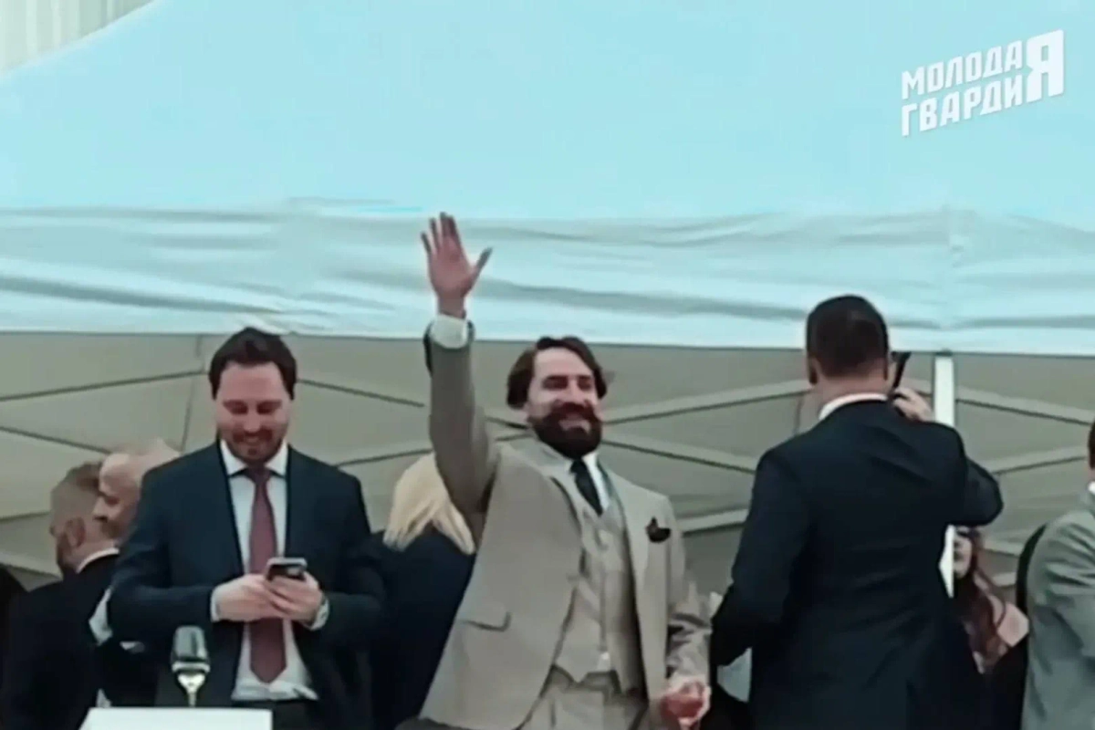 Мужчина в посольстве. Скриншот © VK / Молодая Гвардия