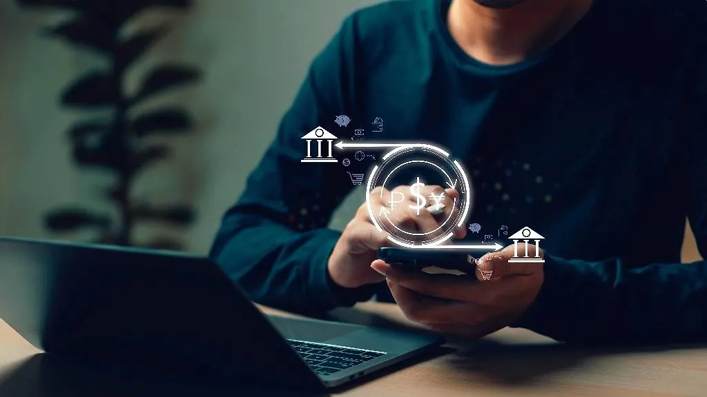 Банки в некоторых случаях могут заморозить переводы на 10–30 дней. Обложка © Shutterstock / FOTODOM / NikOStudio