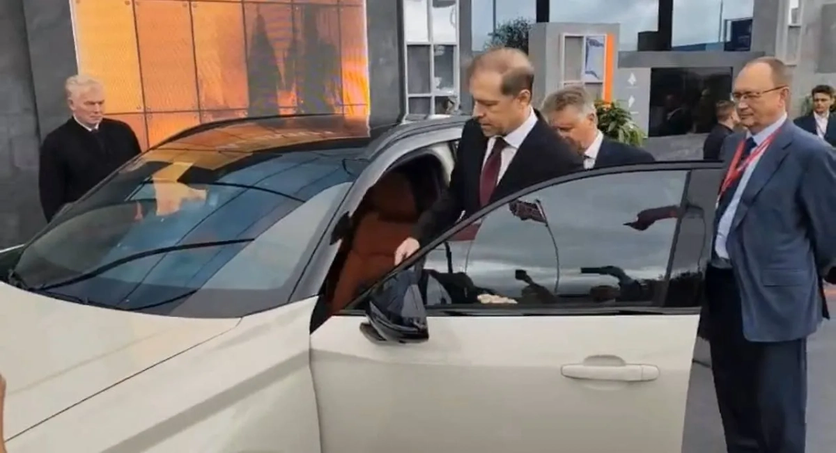 Мантуров протестировал новый кроссовер Lada Azimut. Обложка © Telegram / НА ЗАВОДЕ