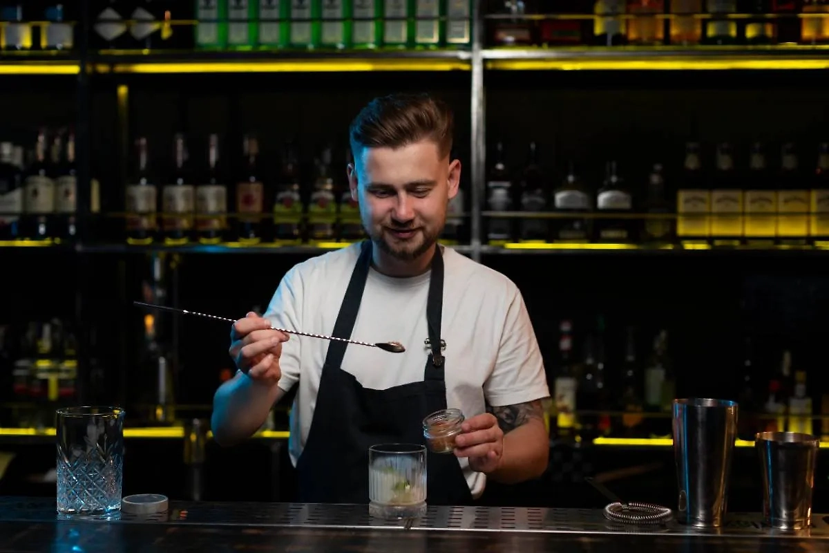 Бармен — это благородная профессия, но и у неё есть тёмная сторона. Фото © Freepik 