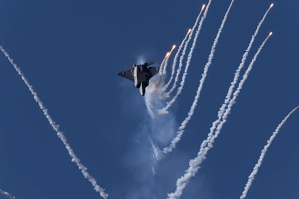 Первыми по Ирану могут нанести удар американские F-22A, F-35A, B-1B. Фото © Shutterstock / FOTODOM / Robin Guess