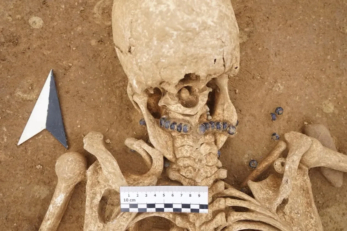 Женщина с ожерельем из стеклянных бусин. Обложка © Х / LBV Magazine / English Edition