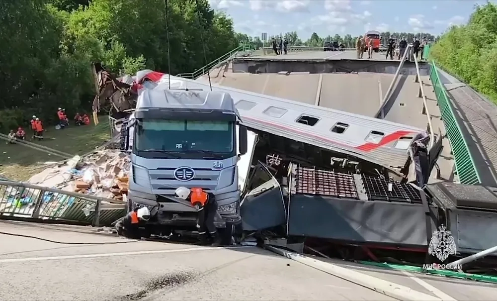 В результате подрыва в Брянской области пролёт моста рухнул на пассажирский поезд. Обложка © РИА «Новости» / МЧС РФ