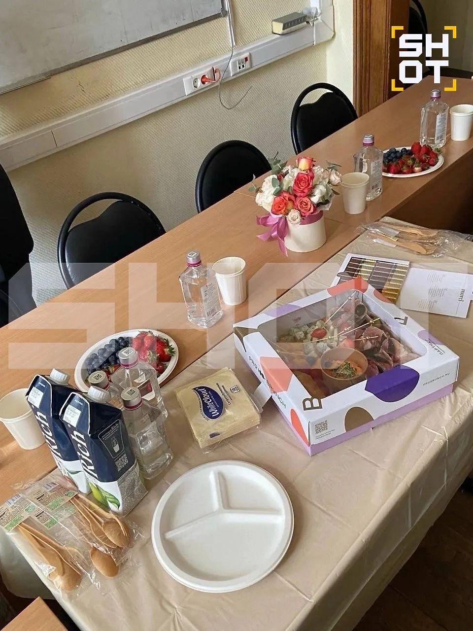 Фуршет в одном из институтов. Фото © Telegram / SHOT