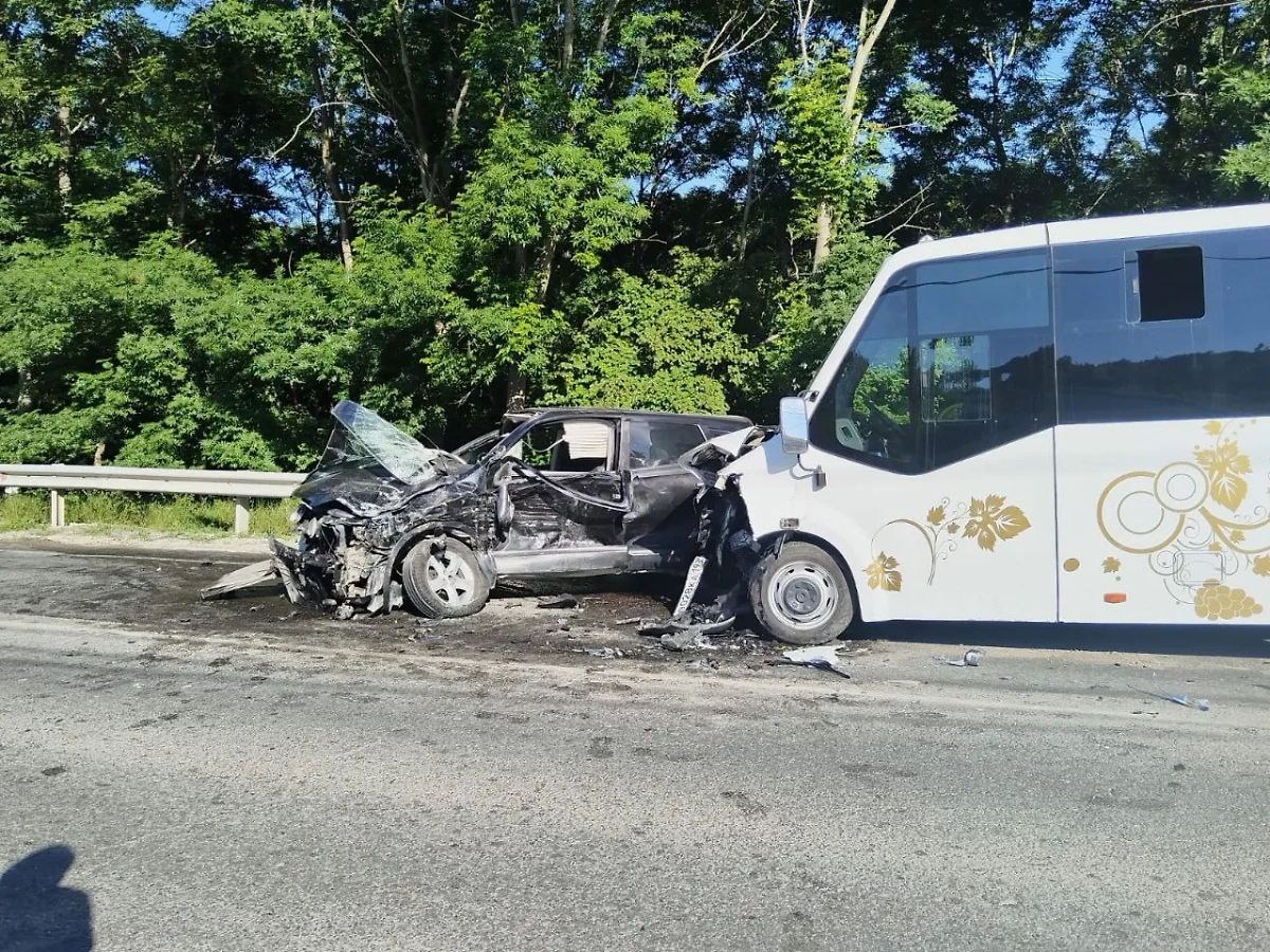 В Новороссийске 6 человек пострадали от столкновения легковушки с автобусом. Обложка © Telegram/ 23 МВД
