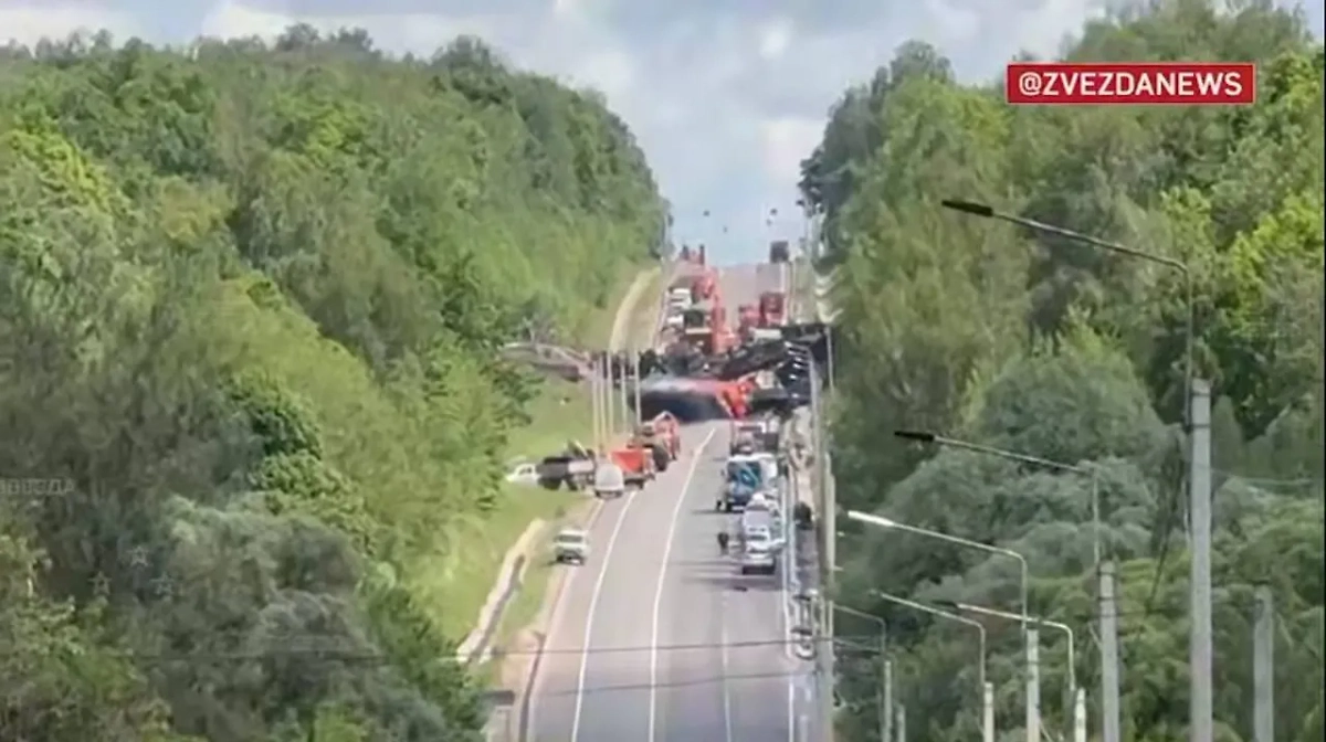 Фото образовавшейся пробоины на месте крушения поезда в Курской области. Обложка © Telegram / Zvezdanews