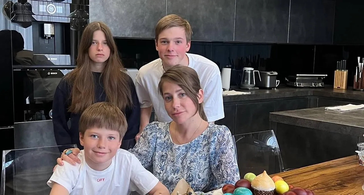 Телеведущая Юлия Барановская с детьми Арсением, Артёмом и Яной. Обложка © Instagram (признан экстремистской организацией и запрещён на территории Российской Федерации)/ baranovskaya_tv