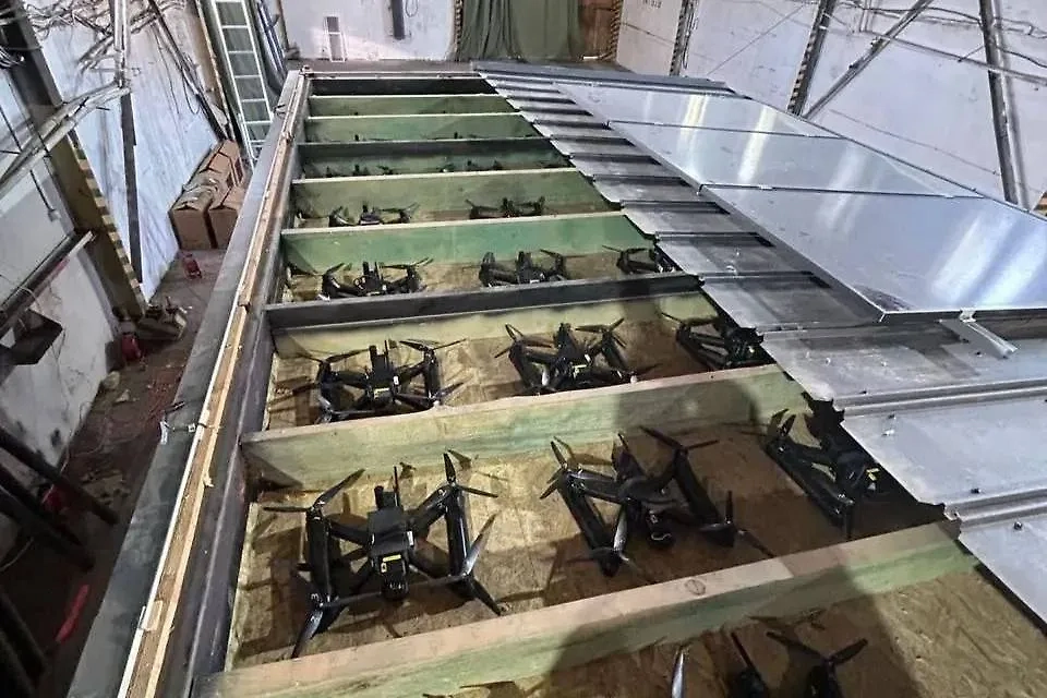 БПЛА, атаковавшие Сибирь, спрятали в контейнеры внутри фуры. Обложка © Telegram / Colonelcassad