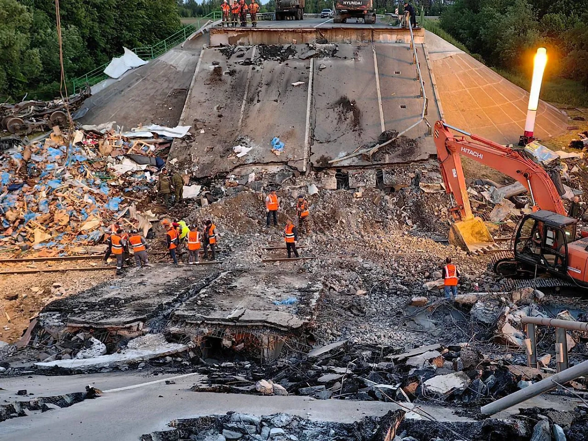 Фото с места работ в Выгоничском районе. Обложка © Telegram / AV БогомаZ