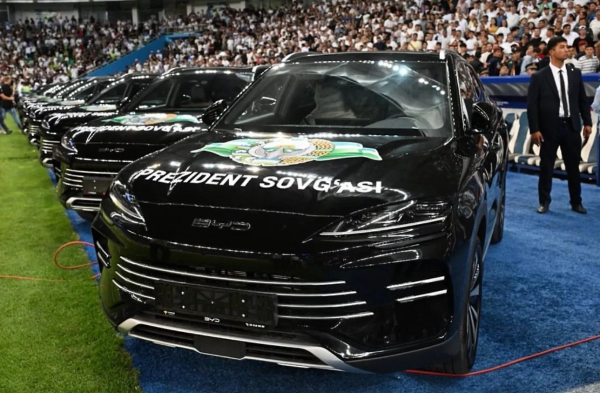 Автомобили для футболистов и тренерского штаба сборной Узбекистана. Фото © X / KingR