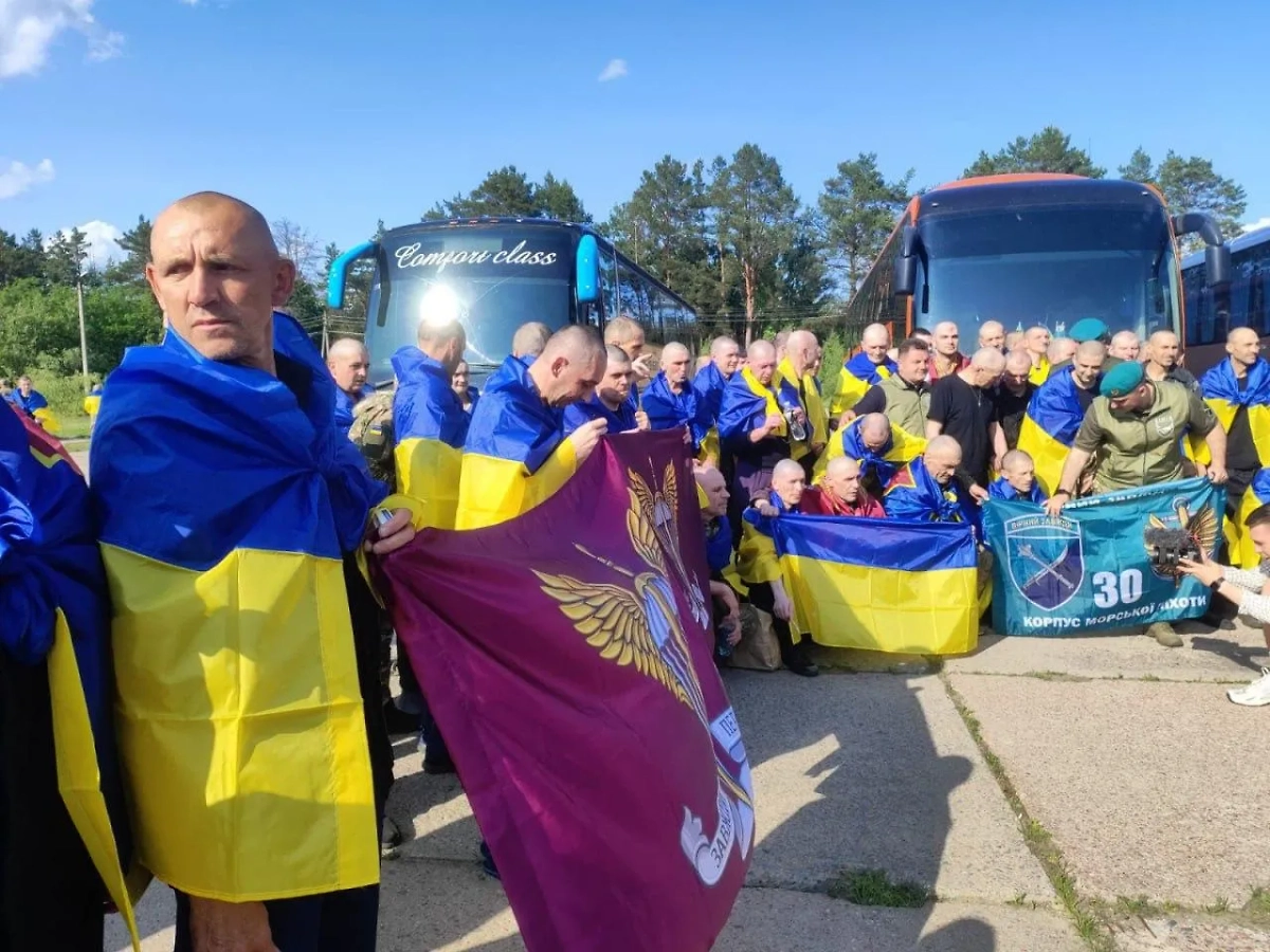 Возвращение пленных бойцов ВСУ. Обложка © УНИАН