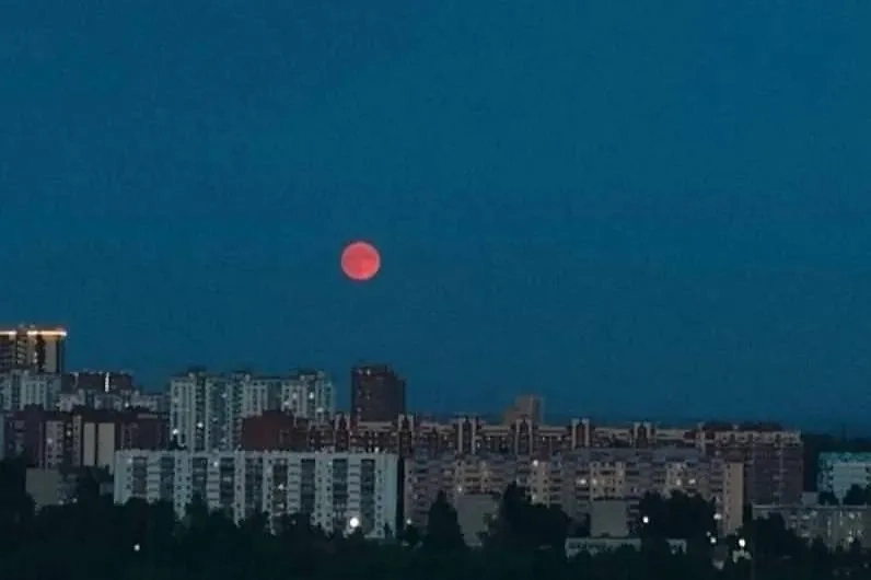 Клубничное полнолуние. A © VK / Типичный Подольск