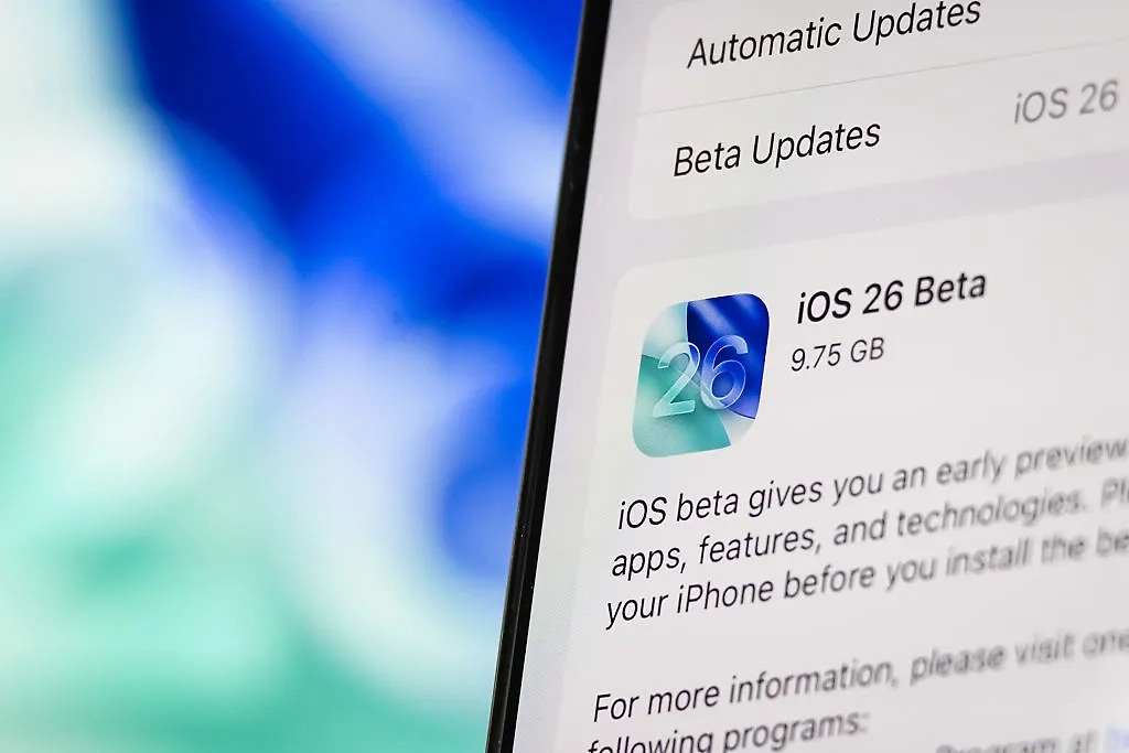 iOS 26 — что известно о новой системе. Фото © Gettyimages / Cheng Xin