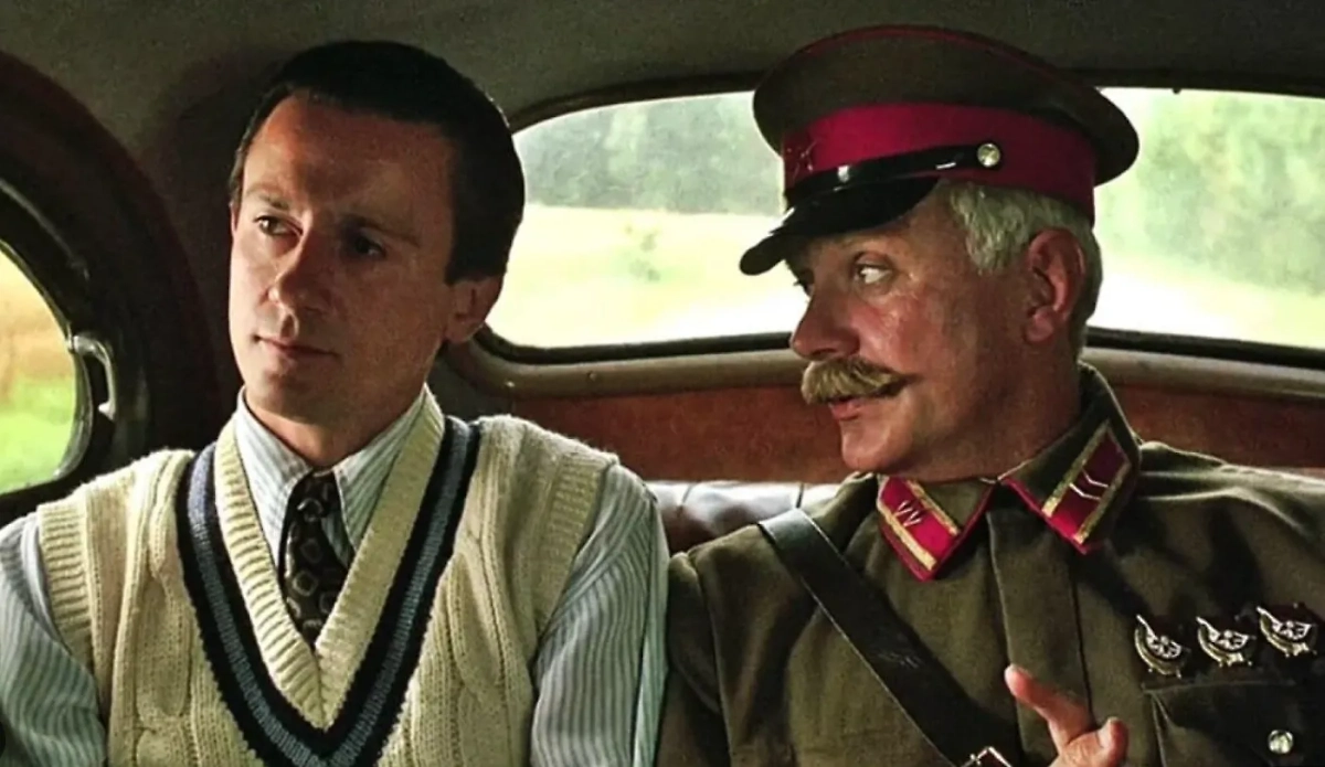 «Утомлённые солнцем» — фильм Никиты Михалкова о беззаботной жизни интеллигентной семьи. Фото © Кадр из фильма «Утомлённые солнцем», режиссёр Никита Михалков, сценаристы Рустам Ибрагимбеков, Никита Михалков / Kinopoisk