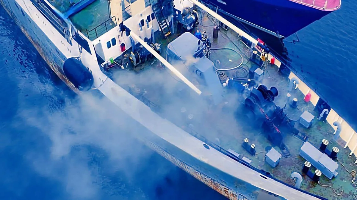 Пожар на судне. Обложка © Telegram / МЧС Приморского края