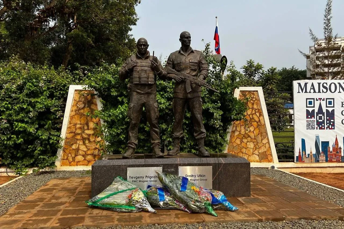 Памятник Первому и Девятому в Банги. Фото © Telegram / СОМБ («Туристы» в Африке)