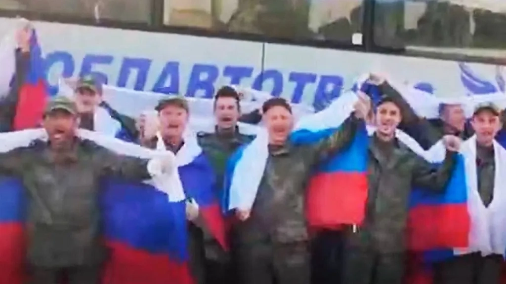 Возвращённые из плена военнослужащие. Обложка © Telegram / Минобороны России