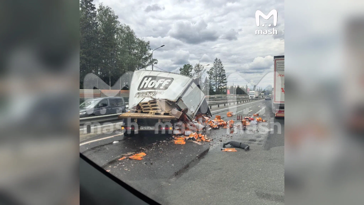 Фура с «Аперолем» перевернулась в Подмосковье. Фото © Telegram/ Mash