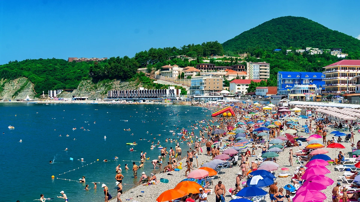 Многие пляжи на российском юге уже работают. Обложка © Shutterstock / FOTODOM / skimin0k