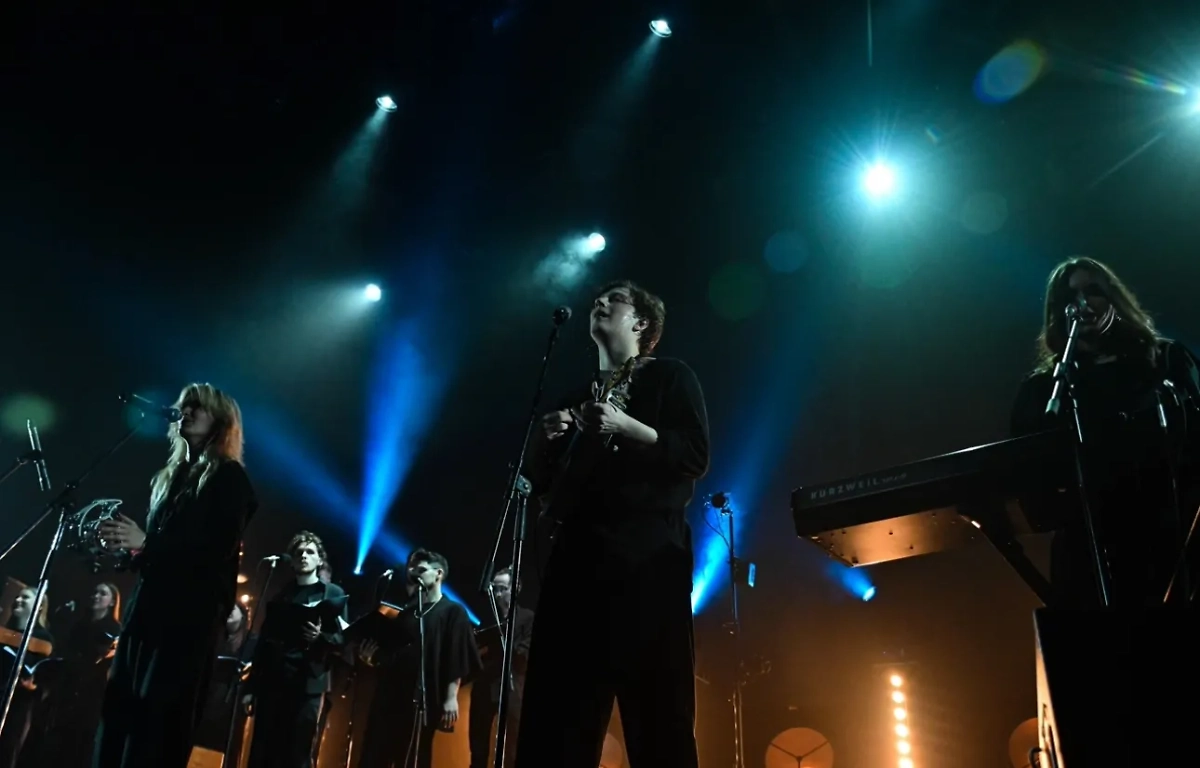 Артисты группы «Бонд с кнопкой». Обложка © VK / «Бонд с кнопкой»