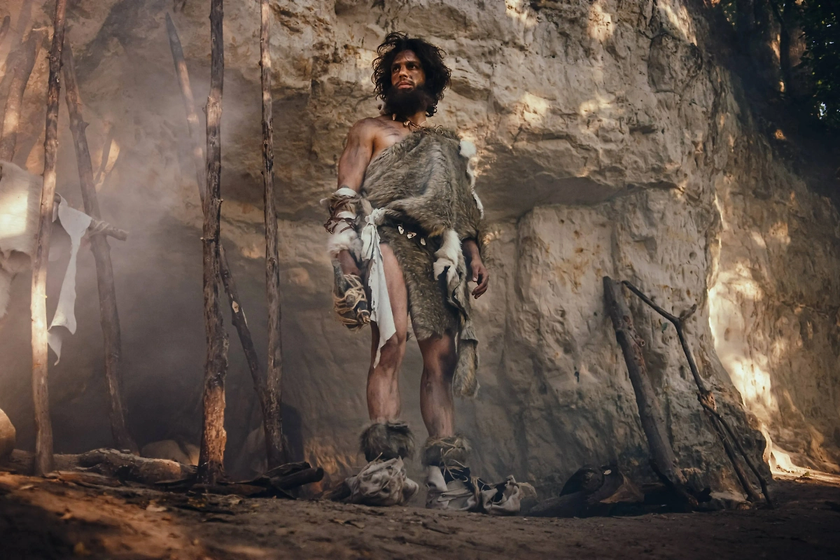 Да, одежду носить стали именно неандертальцы. Наши предки буквально в это время бегали голыми по лесам. Фото © Shutterstock / FOTODOM / Gorodenkoff