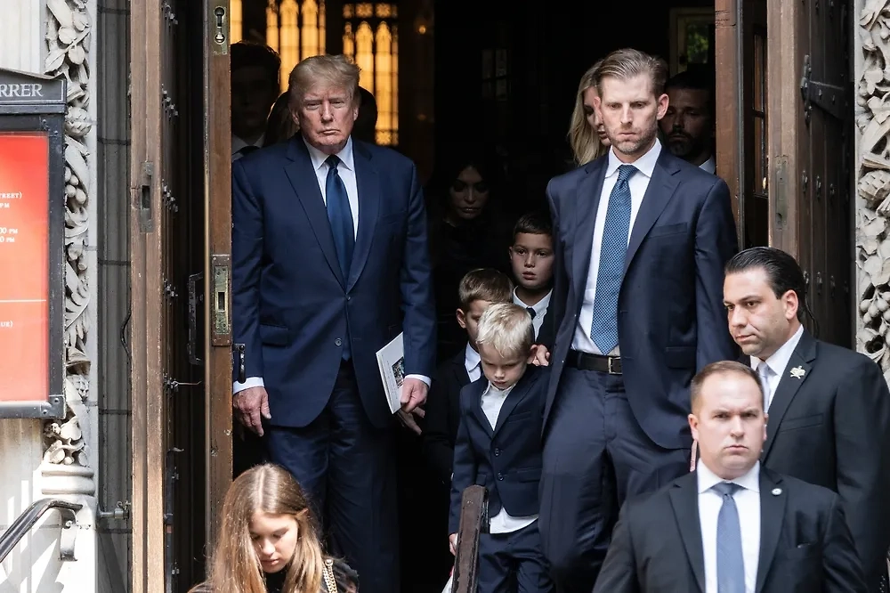 Дональд Трамп в окружении детей. Обложка © Shutterstock / FOTODOM / lev radin