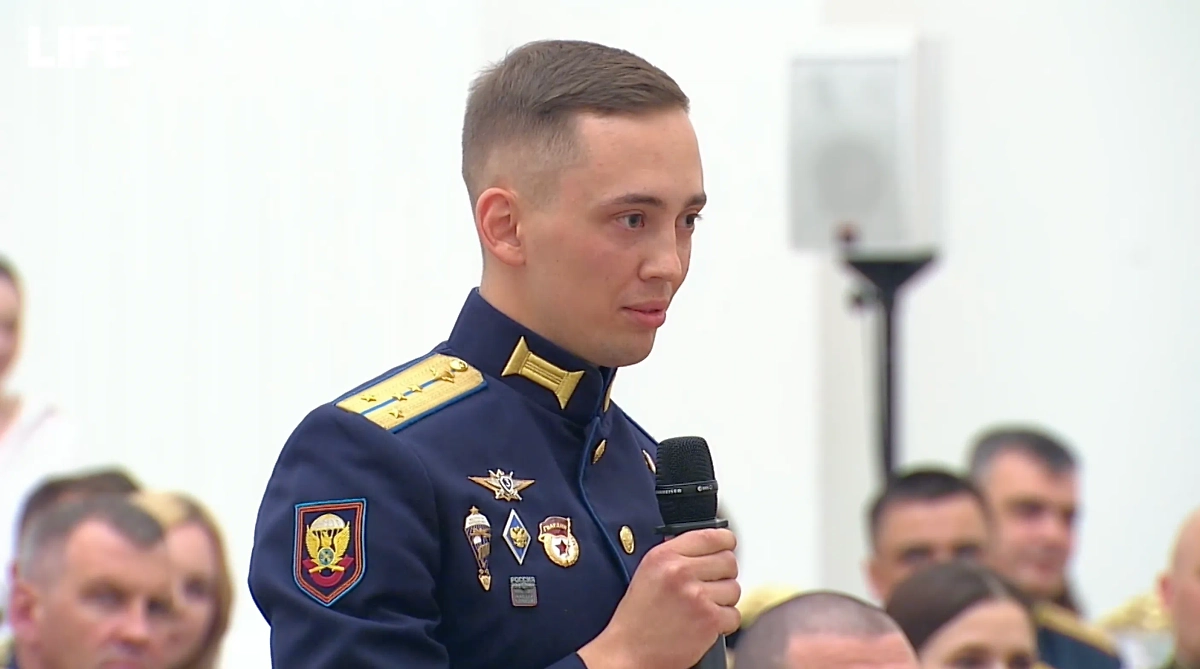 Герой СВО на встрече с Путиным объявил, что намерен жениться. Обложка © Life.ru