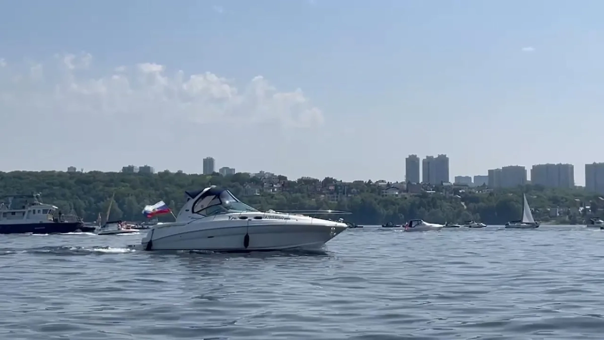 В Самаре на Волге прошёл масштабный парад судов. Обложка © Telegram / ЧП САМАРА