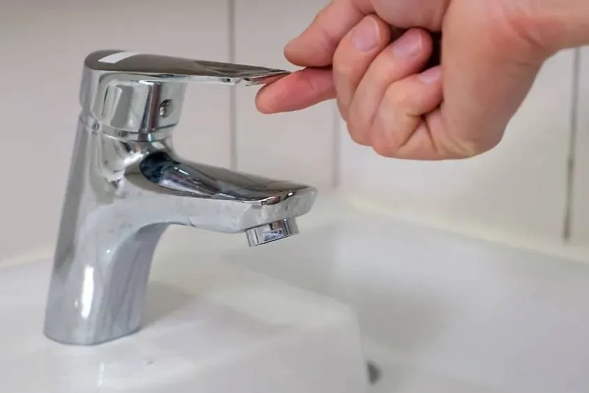 Летом в российских городах выключают горячую воду для профилактики систем. Обложка © Shutterstock / FOTODOM / Lenar Nigmatullin