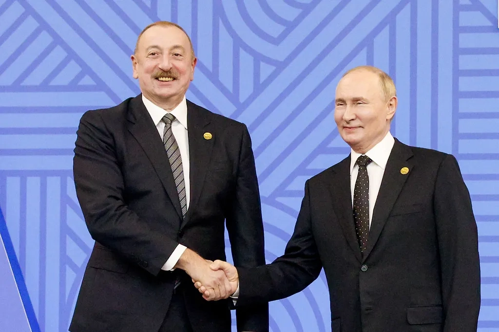 Президент Азербайджана Ильхам Алиев и российский лидер Владимир Путин. Обложка © ТАСС / Александр Щербак