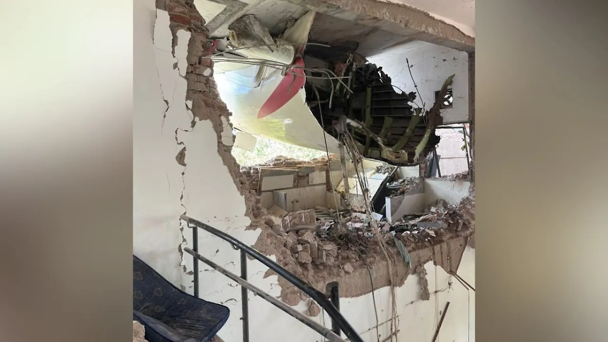 Обломки жилой постройки после крушения самолёта в Индии. Обложка © Х / Jack Straw