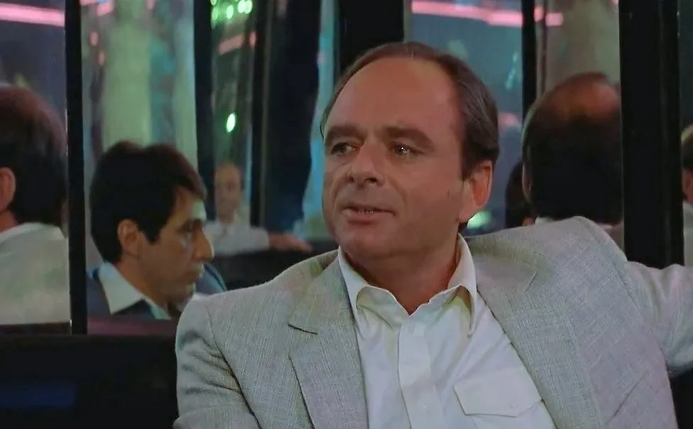 Харрис Юлин. Обложка © Кадр из фильма «Лицо со шрамом» (1983), режиссёр Брайан Де Пальма, сценаристы Оливер Стоун, Ховард Хоукс, Бен Хехт / kino-teatr.ru