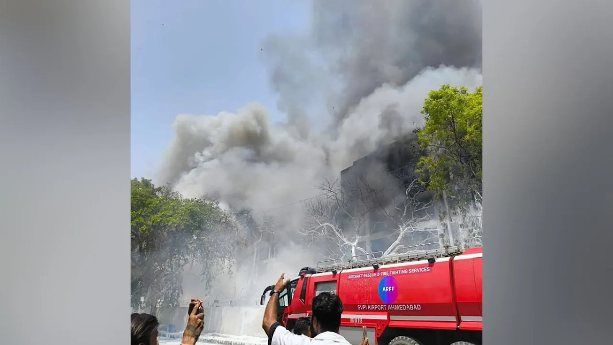 Фото с места крушения самолёта в Индии. Обложка © X / msulemans1