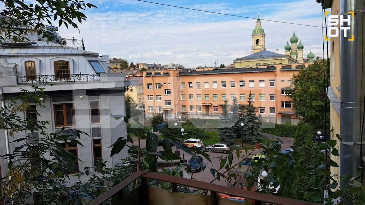 Убитая трёшка находится в центре Петербурга. Фото © SHOT