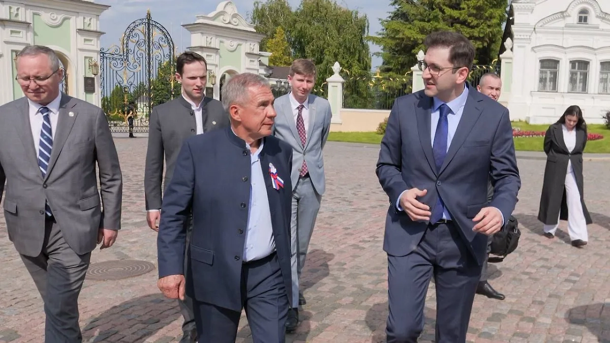 Глава Татарстана Рустам Минниханов и председатель Оргкомитета международной Экспедиции Ислам Назаралиев. Обложка © АНО «Международный Центр региональной интеграции»
