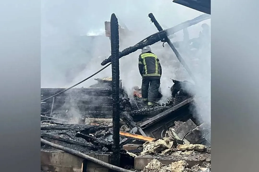 Пожар в частном доме в Подмосковье. Обложка © Telegram / Пул МЧС Подмосковья