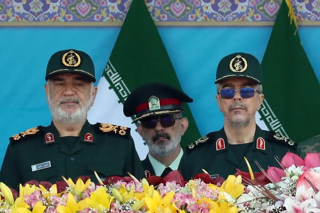 Командиры иранской армии. Обложка © ТАСС / EPA / ABEDIN TAHERKENAREH