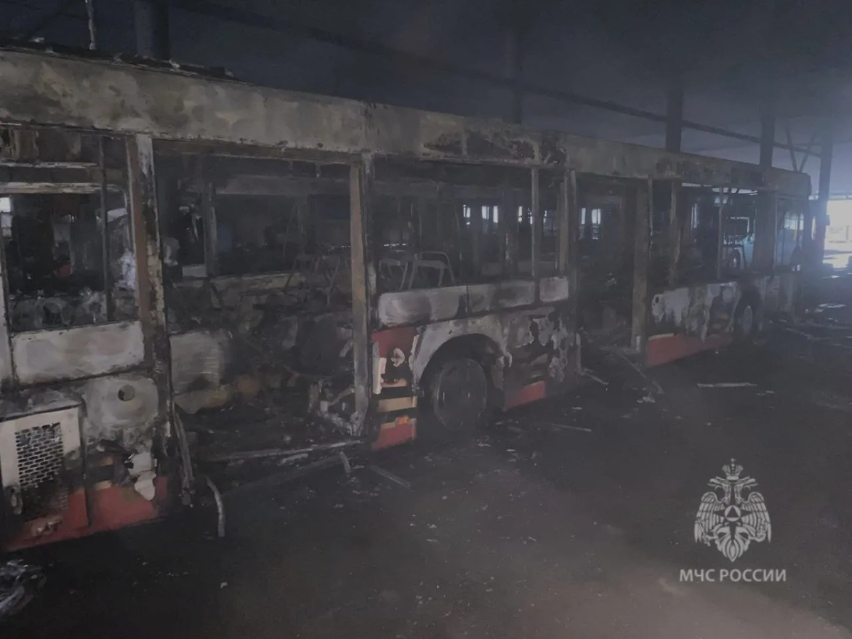 Последствия пожара в автопарке Казани. Фото © Telegram / ГУ МЧС России по Республике Татарстан