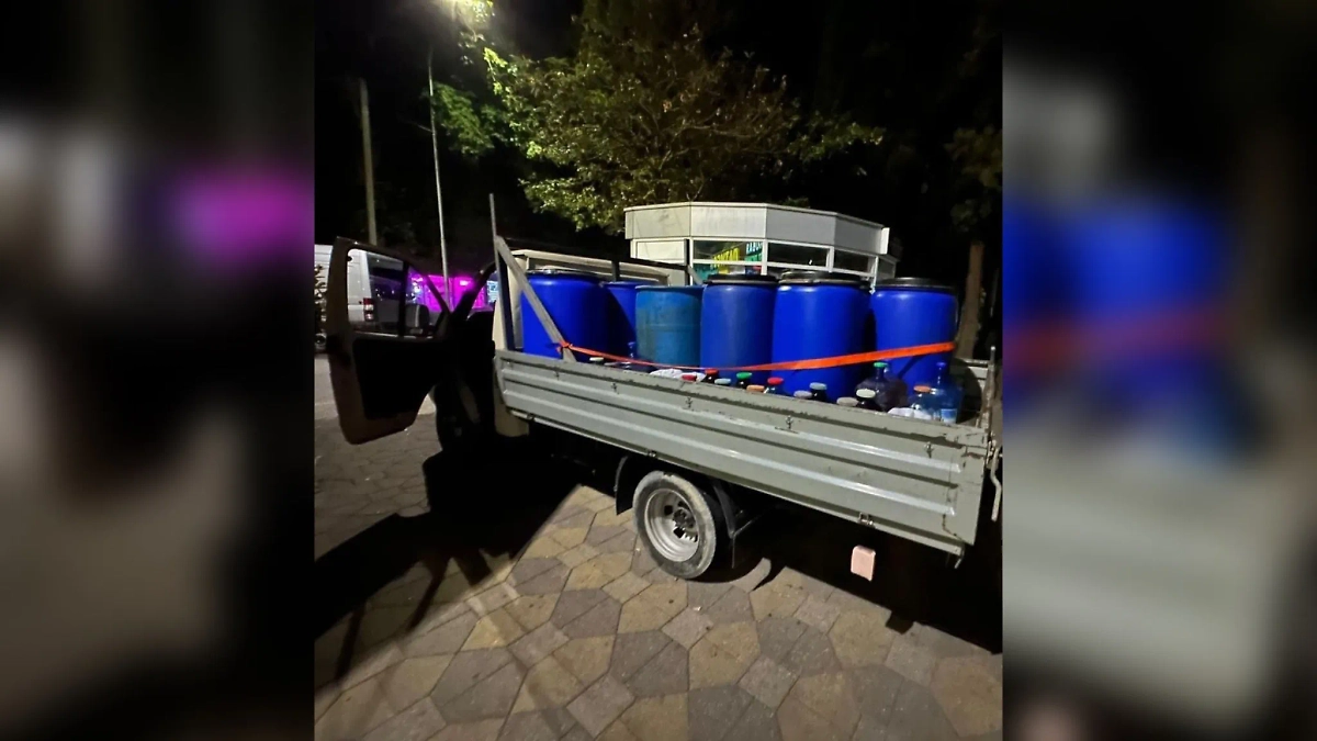 Полиция Сочи изъяла у местного жителя 2,5 тонны вина и чачи. Обложка © Telegram / 23 МВД