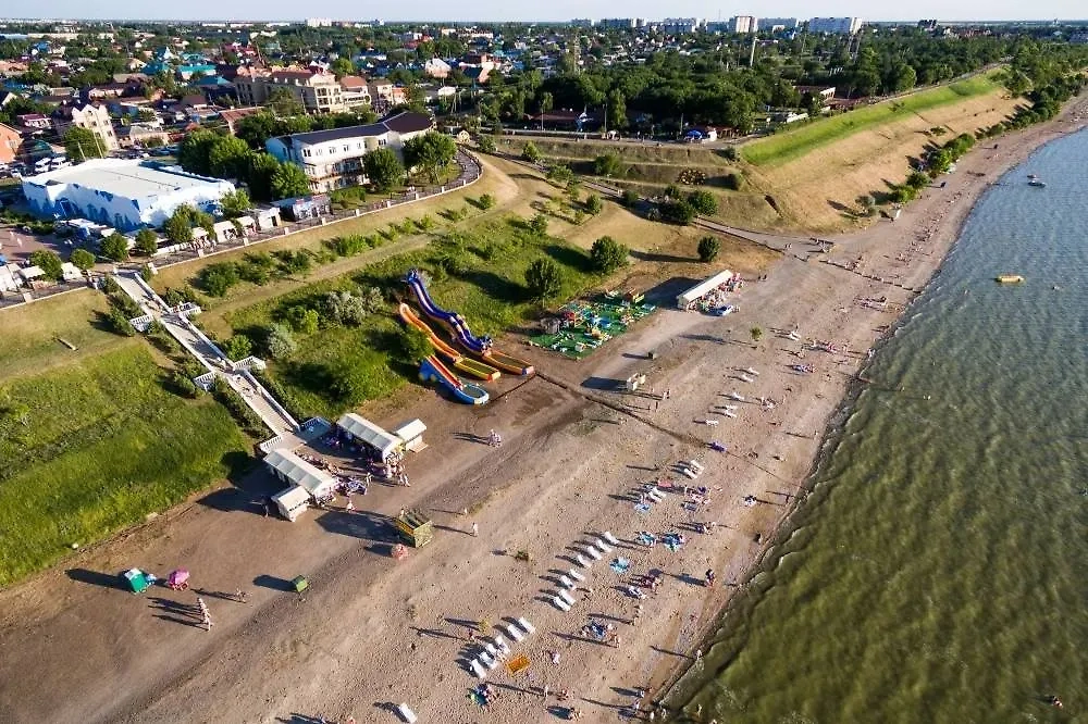 Курортный город Ейск и пляж на Ейской косе на Азовском море. Фото © РИА «Новости» / Виталий Тимкив