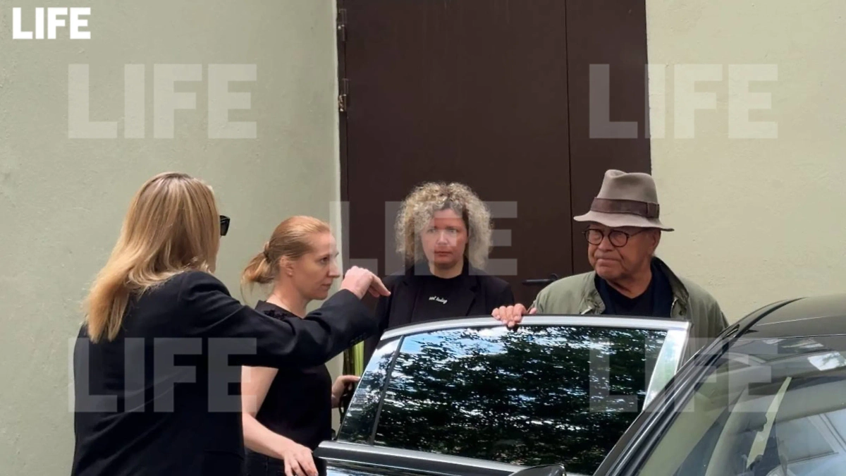 Андрей Кончаловский у здания театра Моссовета 24 июня. Фото © Life.ru