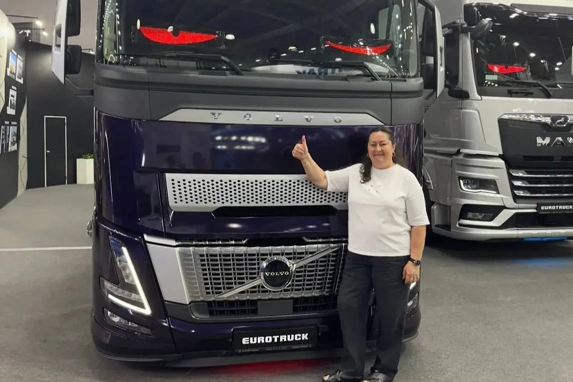 Елена Вяльбе с грузовиком Volvo FH16 780 Aero XXL. Обложка © Telegram / Russianskiteam
