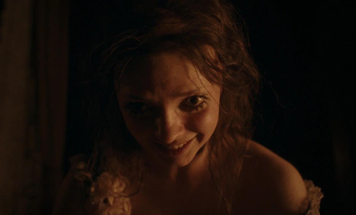 «Гадкая сестра», сюжет, — о чём новый хоррор про Золушку. Фото © Кадр из фильма «Гадкая сестра», режиссёр Эмили Блихфельдт / Kinopoisk