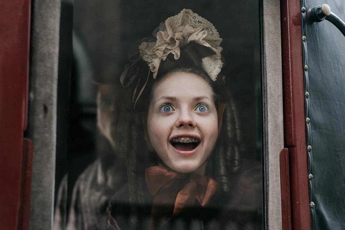 «Гадкая сестра» 2025 онлайн — где посмотреть фильм ужасов. Обложка © Кадр из фильма «Гадкая сестра», режиссёр Эмили Блихфельдт / Kinopoisk